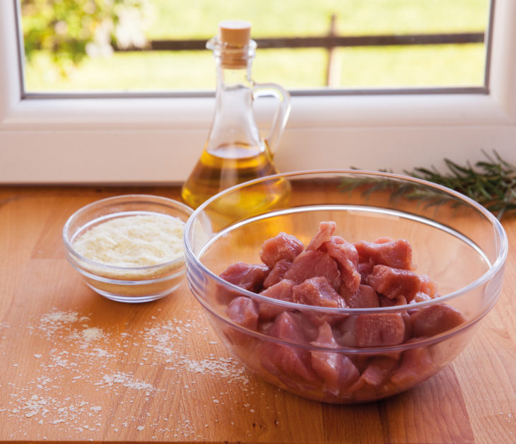 Rezept: Schwein mit Kartoffelflocken für die Katze